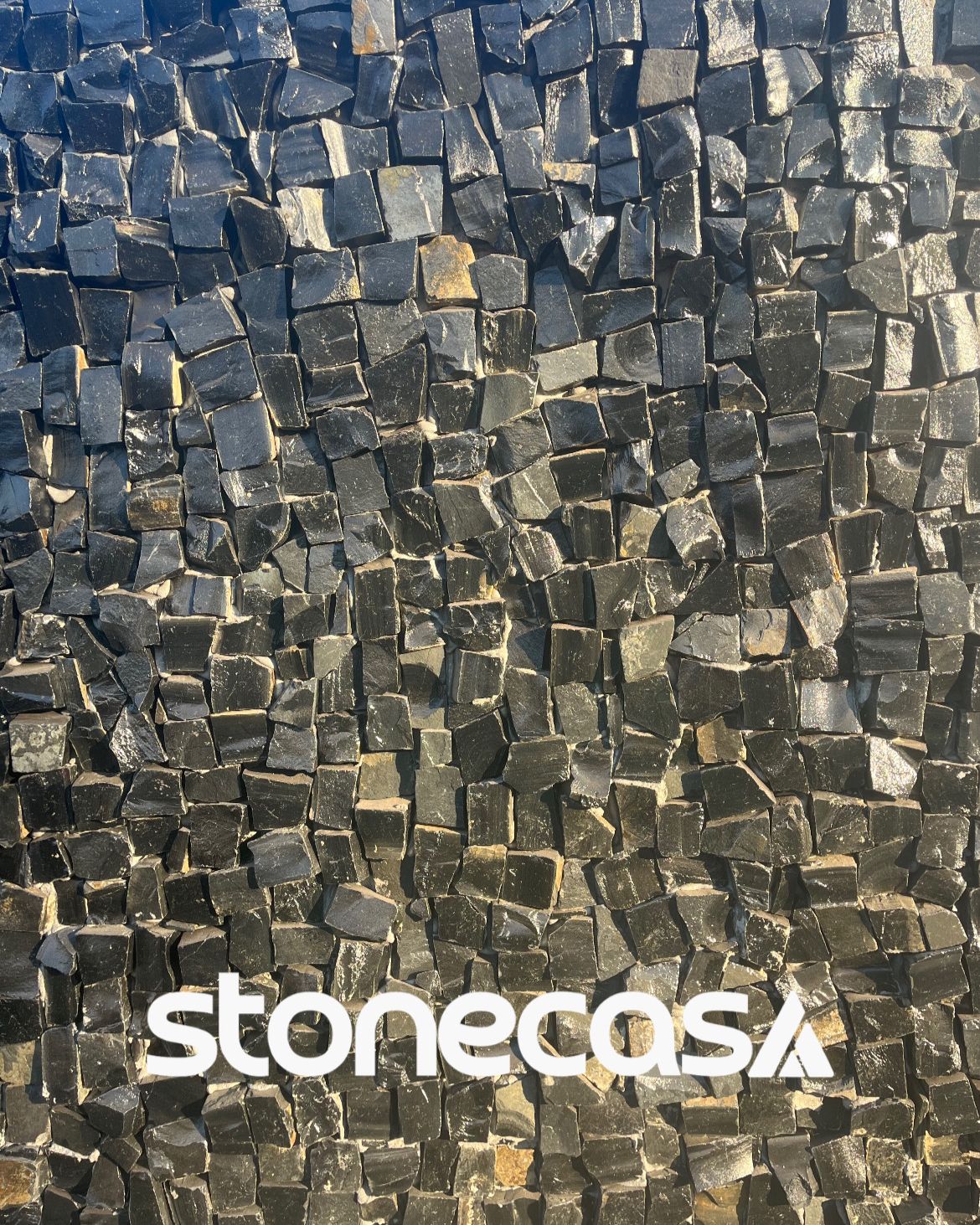 Pedra Portuguesa Preta Natural | Stone Casa Pedra portuguesa preta natural aplicada em calçada externa